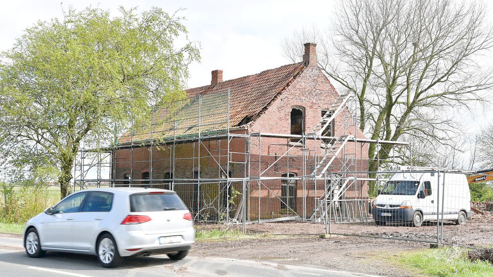 Ein Teil des Gebäudes auf dem Gelände der Alten Ziegelei in Pilsum ist abgerissen, an dem noch stehenden ist ein Baugerüst angebracht. Foto: Wagenaar