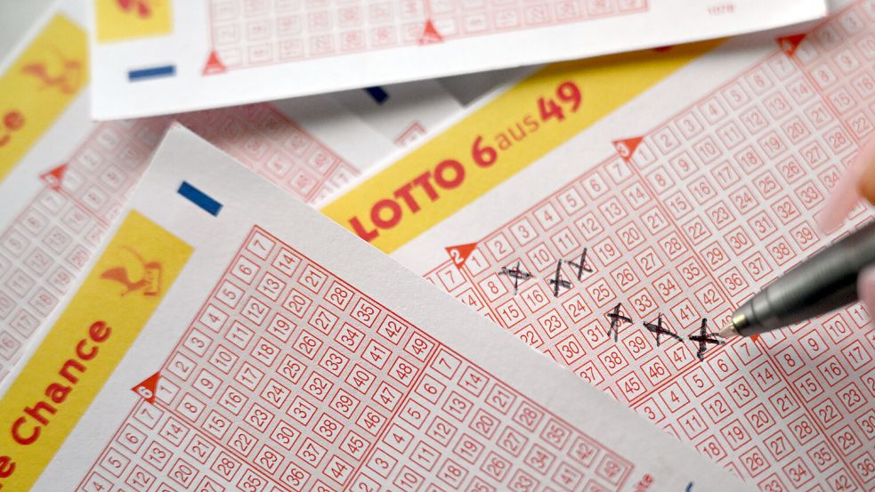Ein glücklicher Gewinner gab seinen Lottoschein im Landkreis Leer ab. Foto: dpa/Archiv