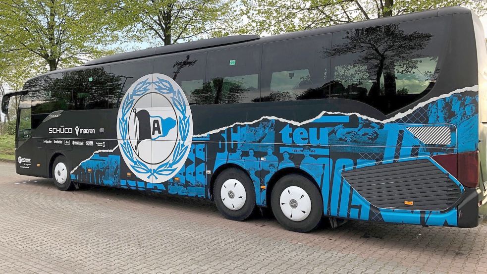Der Mannschaftsbus von Arminia Bielefeld auf einem Parkplatz in Middels. Foto: Siemens