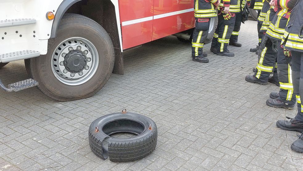 Aus diesem Reifen, der als Schaukel diente, hatte die Feuerwehr Warsingsfehn ein Mädchen befreit. Foto: Wolters