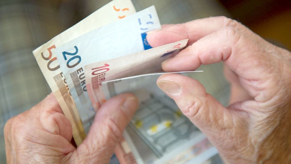 Frauen in Deutschland sind auch im Alter finanziell schlechter gestellt als Männer. Foto: Marijan Murat/dpa