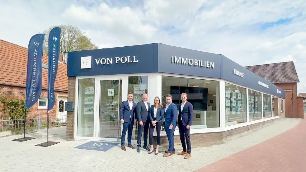 David Köster, Tido Ruhr, Merle Rieken, Nils Onken und Thorge Rieken freuen sich über den neu gestalteten VON POLL-Shop.