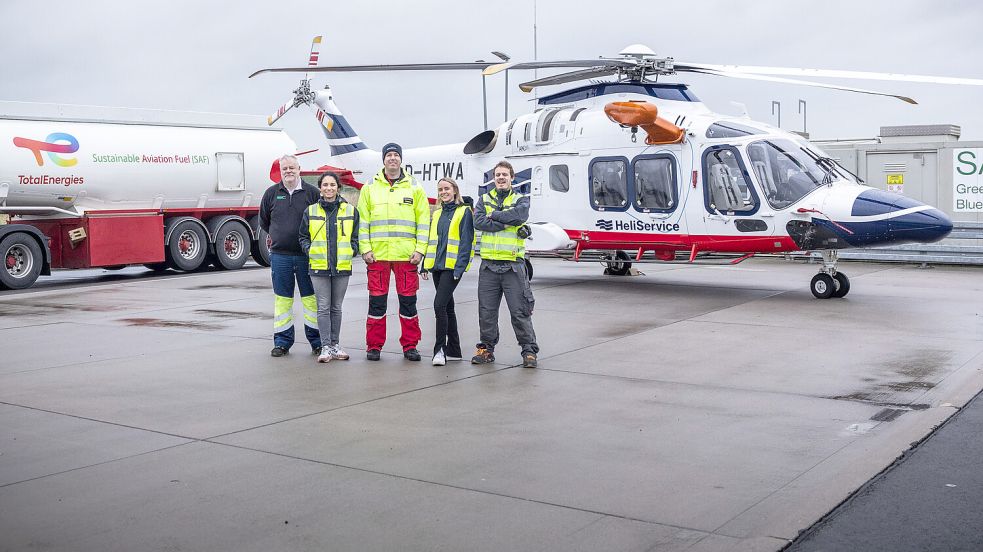 Team-Arbeit: Die Mitarbeiter von Total Energies, Heli-Service und Flugplatz Emden vor der neuen Befüllungsstation Foto: Heli-Service