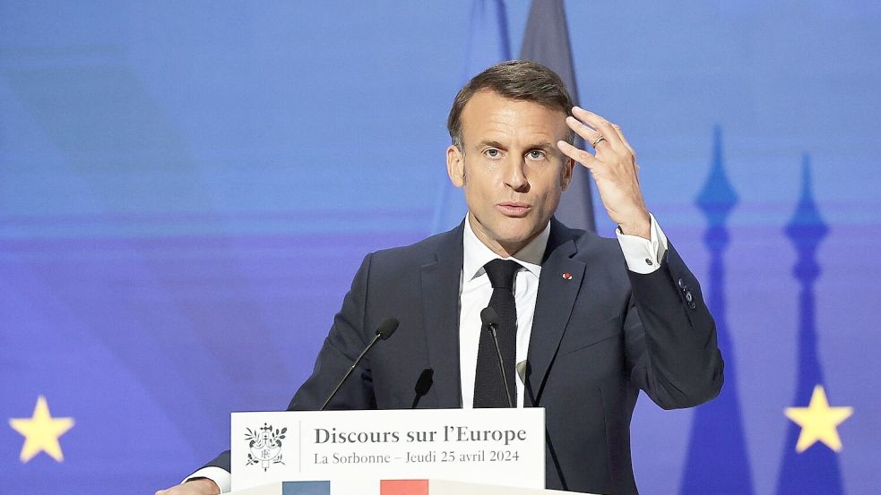 Der französische Präsident Emmanuel Macron fordert eine europäische Verteidigungsstrategie mit einer gemeinsamen Rüstungsindustrie und einer über Fonds der EU finanzierte beschleunigte Aufrüstung. Foto: Christophe Petit Tesson/EPA POOL/AP/dpa