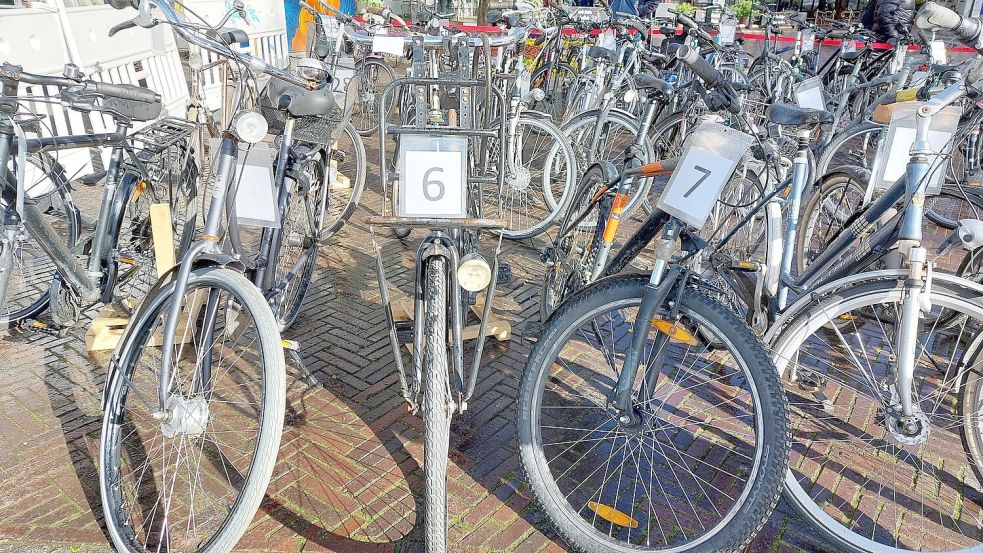 Alle Fahrräder sind mit Nummern versehen, damit Interessierte auch auf das richtige Bike bieten.