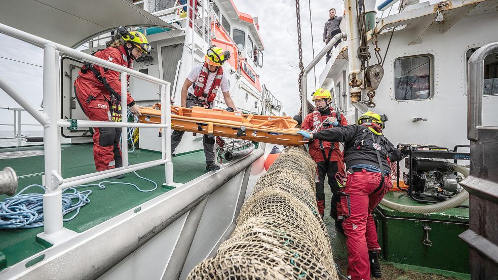 Trainingsszenarien wie die Rettung Verletzter, hier im Frühjahr vergangenen Jahres auf der Nordsee, stehen auch in Wilhelmshaven an. Foto: Die Seenotretter/ DGzRS/Archiv
