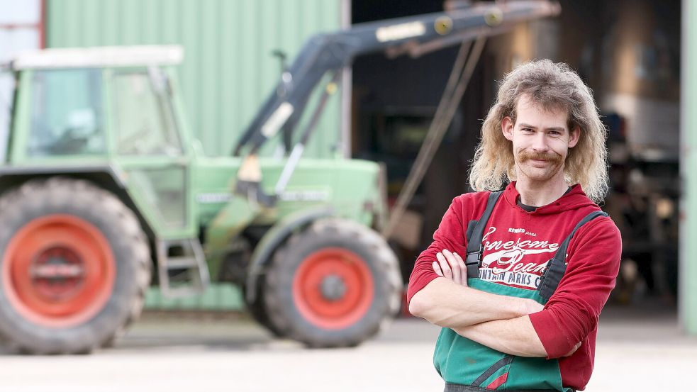 Mirco Dieken ist mit Leib und Seele Landwirt und arbeitet auf einem Hof in Halbemond. Foto: Doden/Emden