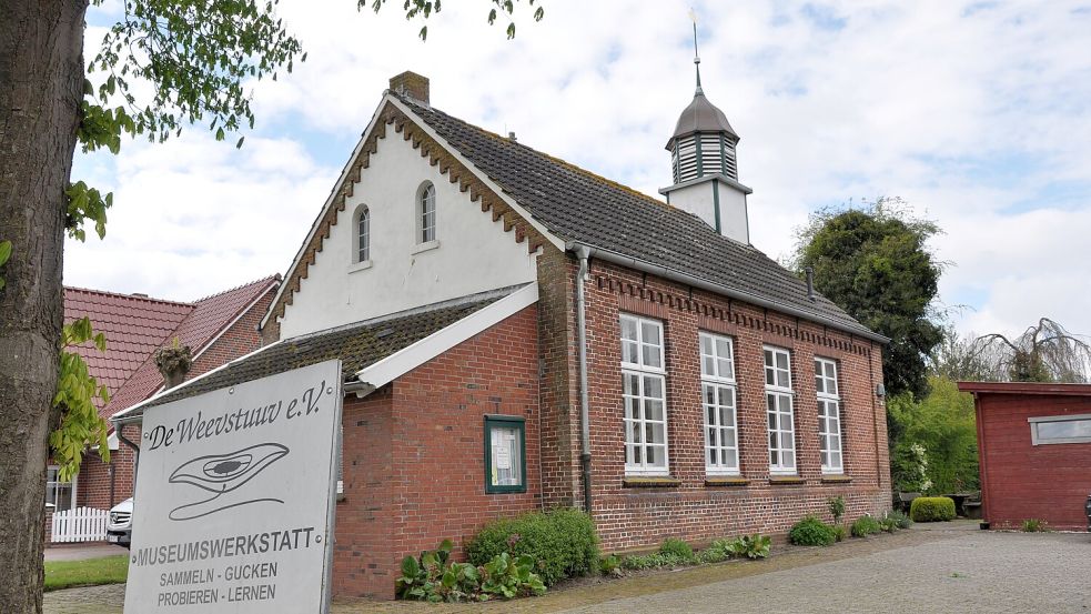 "De Weevstuuv" ist seit 1999 in der ehemaligen Schule von Westgroßefehn im Achterlangsweg zu finden. Foto: Ullrich
