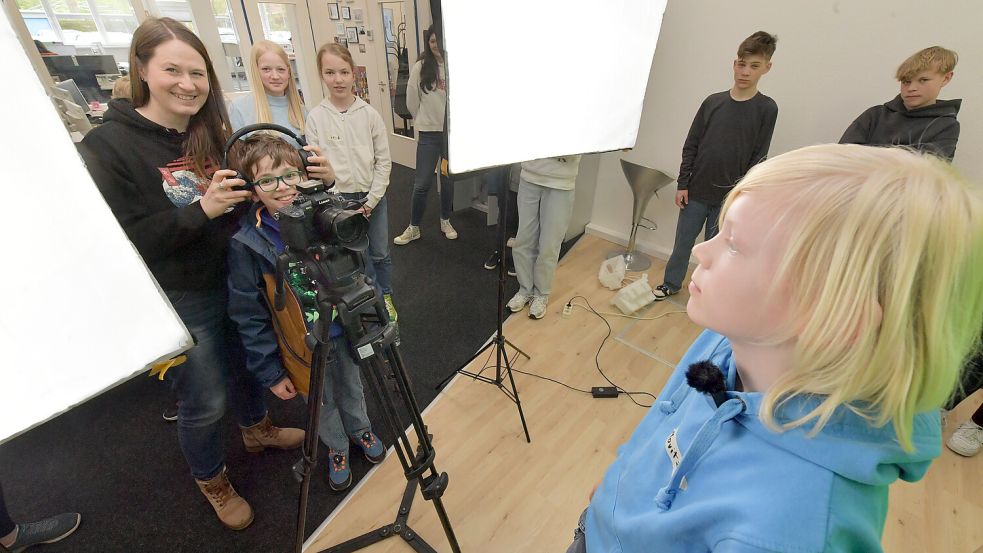 Videoredakteurin Stephanie Fäustel (links) gab den Teilnehmern Einblicke in die Arbeit vor und hinter der Kamera von ostfriesen.tv. Foto: Ortgies