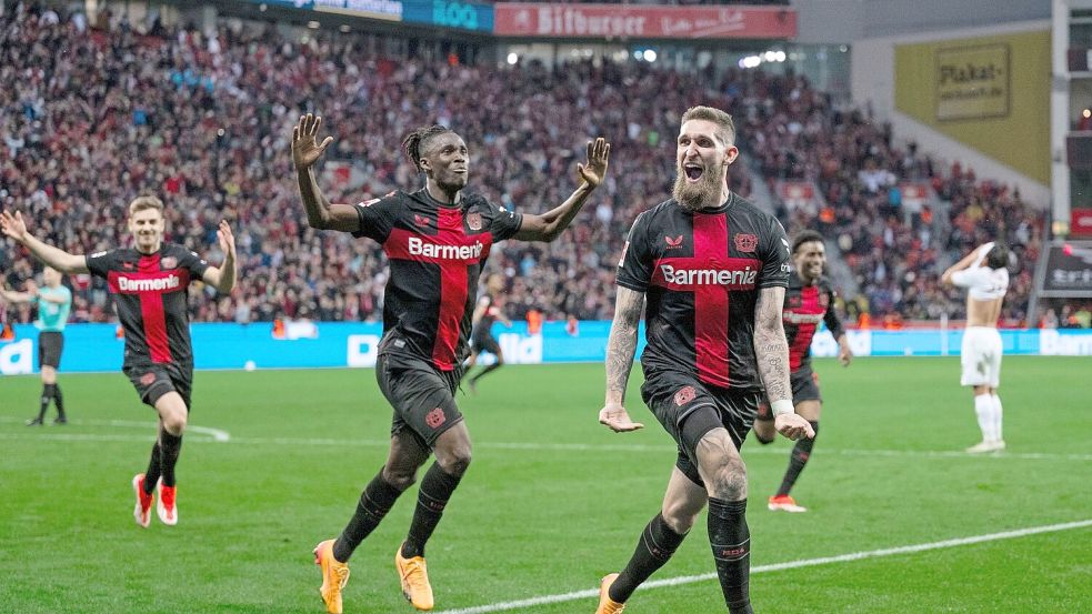 Robert Andrich (r) rettete Leverkusen das Remis gegen Stuttgart. Foto: Marius Becker/dpa