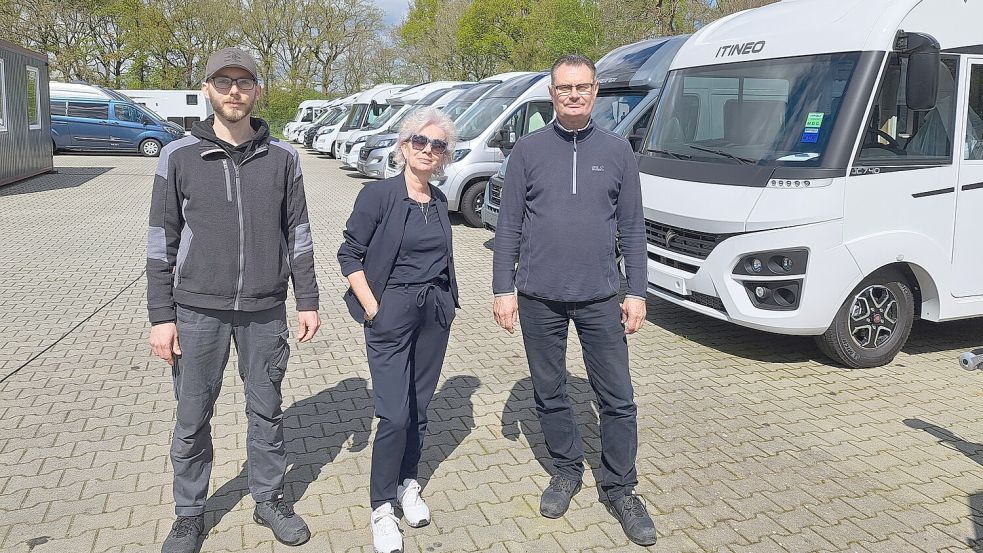 Robin (v.l.), Ingrid und Olav Carstens freuen sich auf viele Kunden am neuen Standort im Gewerbegebiet Jübberde. Fotos (3): Brunken