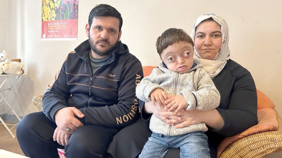 Familie Abdallah aus Rysum hofft auf eine baldige Behandlung von Sohn Mohammed in Würzburg. Foto: Weiden