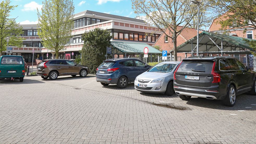 Vor der Fahrradabstellanlage am Rathause sollen zwei Stellplätze für das Carsharing-Angebot reserviert werden. Foto: Romuald Banik