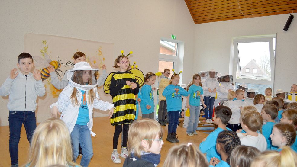 Beim Auftaktlied „Guck mal diese Biene da“ sangen und tanzten die Ihrhover Kinder begeistert mit. Fotos: Weers