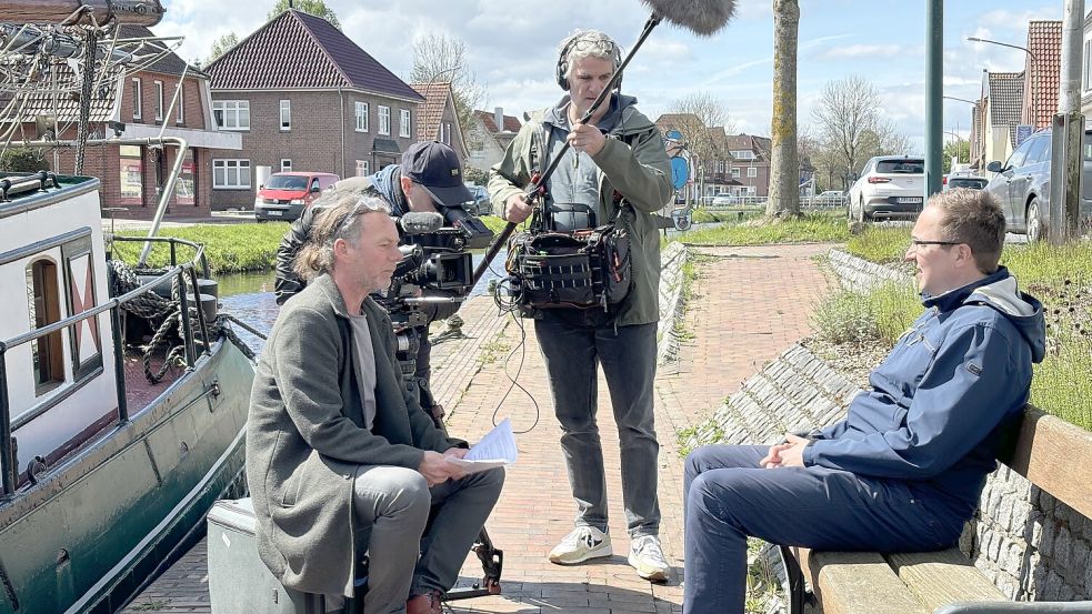 Das niederländische TV-Team mit (von links) Roy Ferwerda (Regie), Marco Nauta (Kamera) und Pieter van Haaften (Audio) vom Sender Avrotoros drehte in Rhauderfehn über den Betrüger Marco D. Dazu wurde auch GA-Redaktionsleiter Henrik Zein (rechts) interviewt. Fotos: Hellmers
