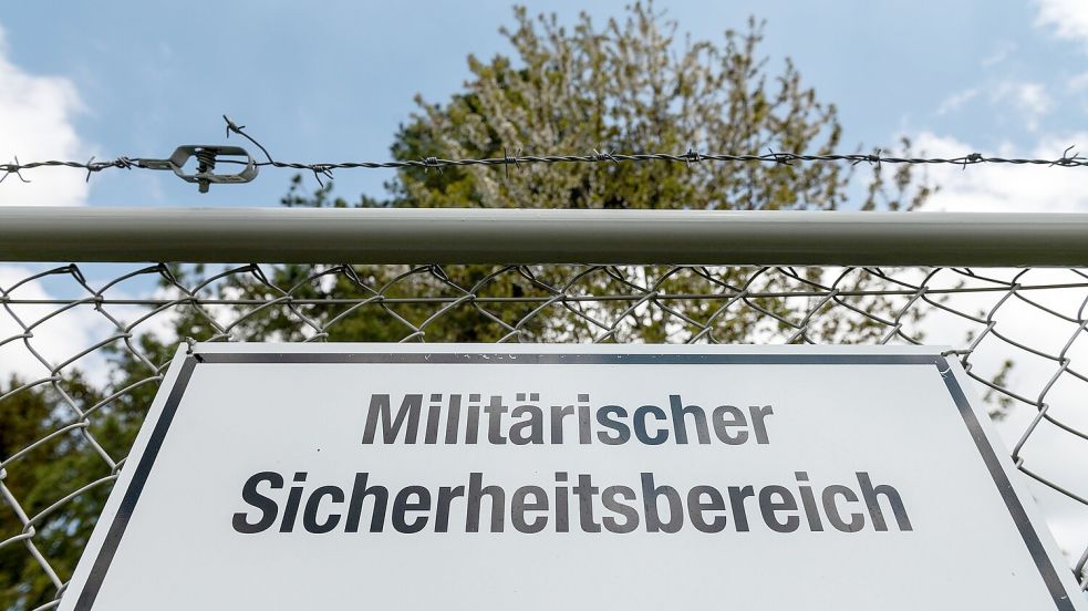 Schild mit der Aufschrift „Militärischer Sicherheitsbereich“. Foto: Silas Stein/dpa