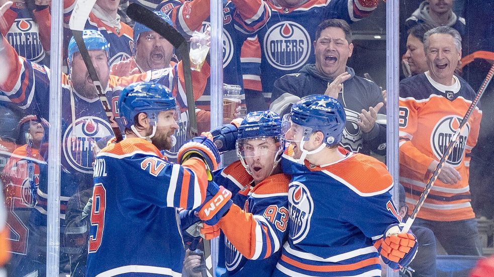 Leon Draisaitl (l) erzielte zwei Treffer für die Edmonton Oilers. Foto: Jason Franson/The Canadian Press via AP/dpa