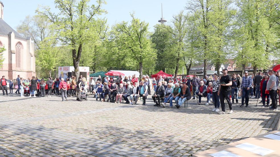 Rund um den Marktplatz zeigten Gewerkschaften und Vereine ihre Arbeit und sorgten zudem für Unterhaltung und Familienfest-Stimmung. Foto: Karin Böhmer