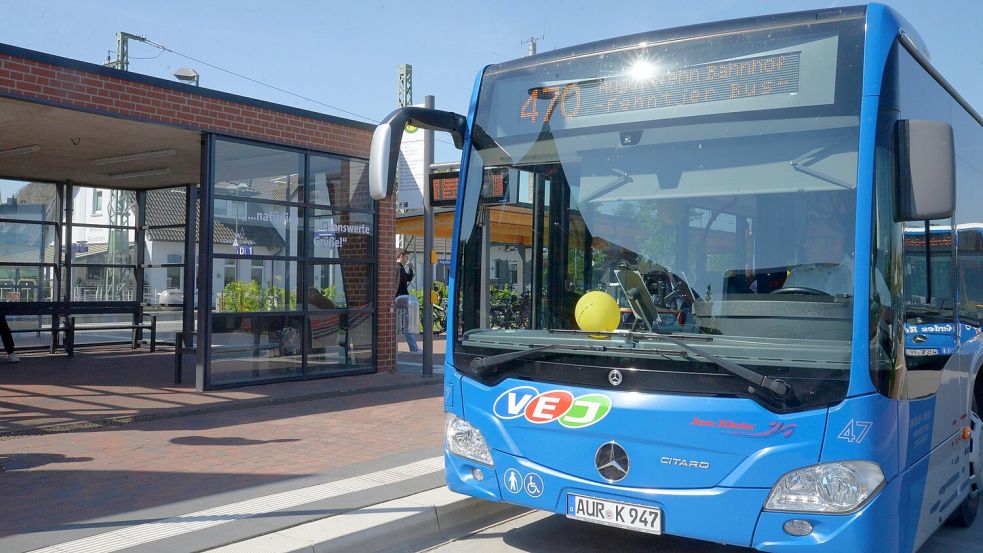 Bitte einsteigen: In Augustfehn hält der Fehntjer Bus nur ein paar Schritte vom Bahnsteig entfernt. Foto: Lüppen