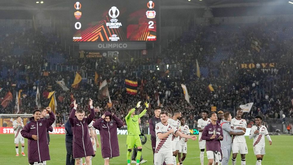 Entschieden ist noch nichts, trotzdem dürfen die Leverkusen-Spieler nach Abpfiff mit den Fans feiern. Foto: Andrew Medichini/AP