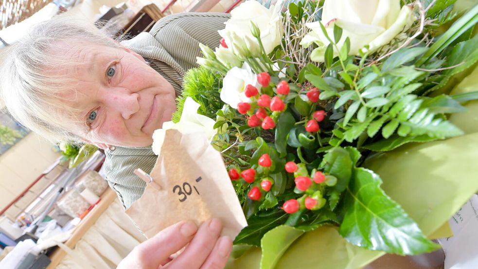 Ein Blumenstrauß kann schnell teuer werden. Woran das liegt, weiß Blumenhändlerin Sabine Fischbeck aus Wiesmoor. Foto: Ortgies