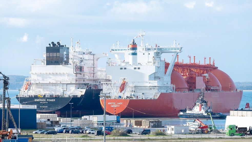 Ein LNG Tanker liegt mit einer Ladung LNG im Energie-Terminal. Auf der Insel Rügen kann Flüssigerdgas angelandet und nach der Umwandlung in Gas über eine Erdgas-Anbindungsleitung nach Lubmin in das deutsche Verteilnetz eingespeist werden. Foto: Stefan Sauer/dpa