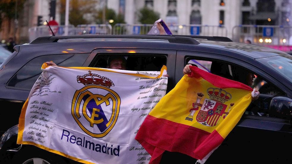 Die Fans von Real Madrid feiern auf dem Cibeles-Platz nachdem ihre Mannschaft den Titel in der La Liga gewonnen hat. Foto: Manu Fernandez/AP