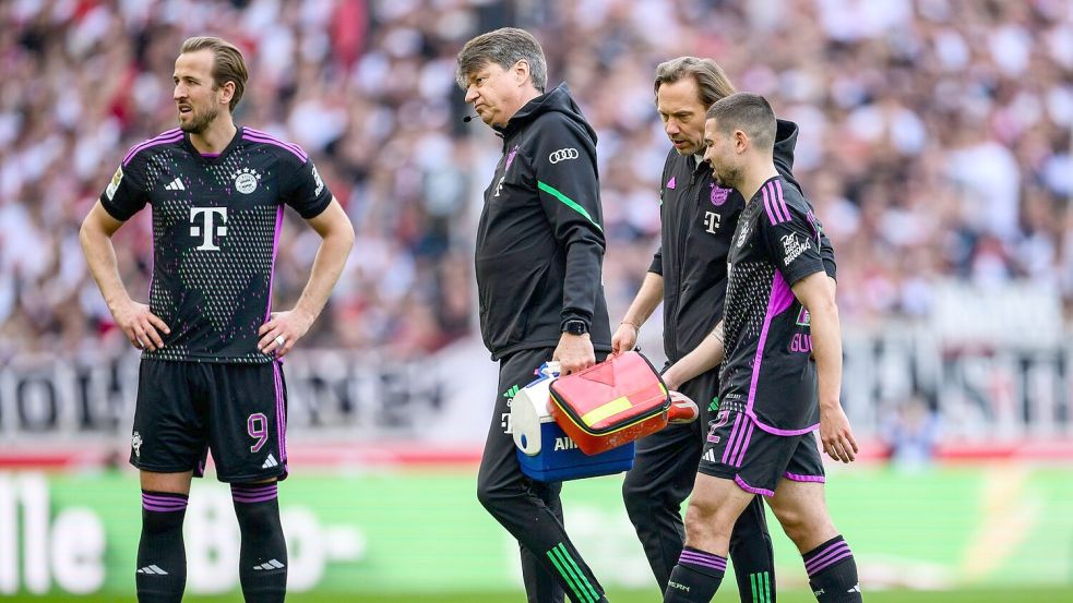 Bayern Münchens Raphael Guerreiro (r) musste verletzt ausgewechselt werden. Foto: Tom Weller/dpa