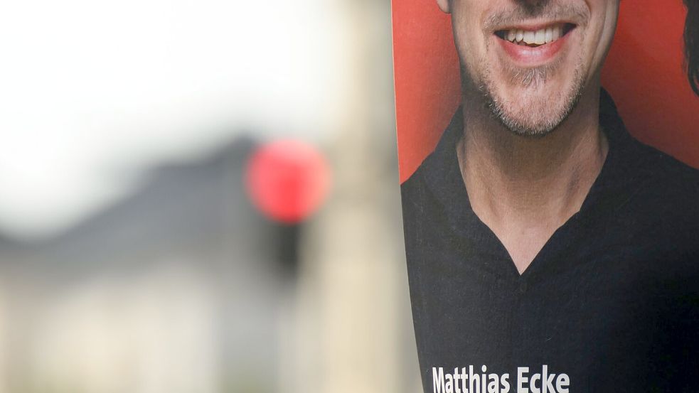 Ein Wahlplakat des sächsischen SPD-Spitzenkandidaten zur Europawahl, Matthias Ecke hängt an der Schandauer Straße im Stadtteil Striesen an einem Laternenmast. Foto: Robert Michael/dpa