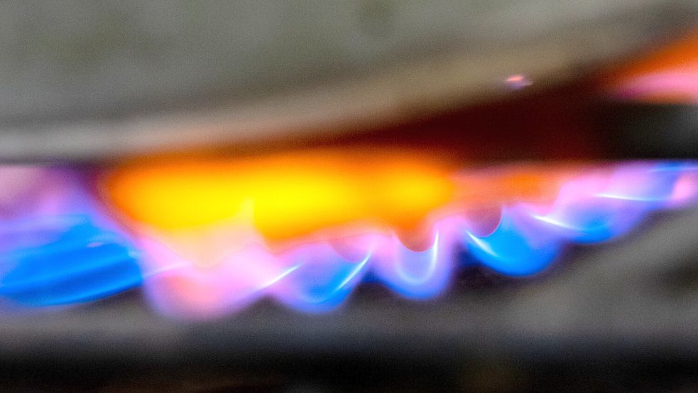 Wie sichert man sich einen möglichst günstigen Gas- und Strompreis? Vertragswechsel können sprichwörtlich ein Spiel mit dem Feuer sein. Foto: Hoppe/dpa
