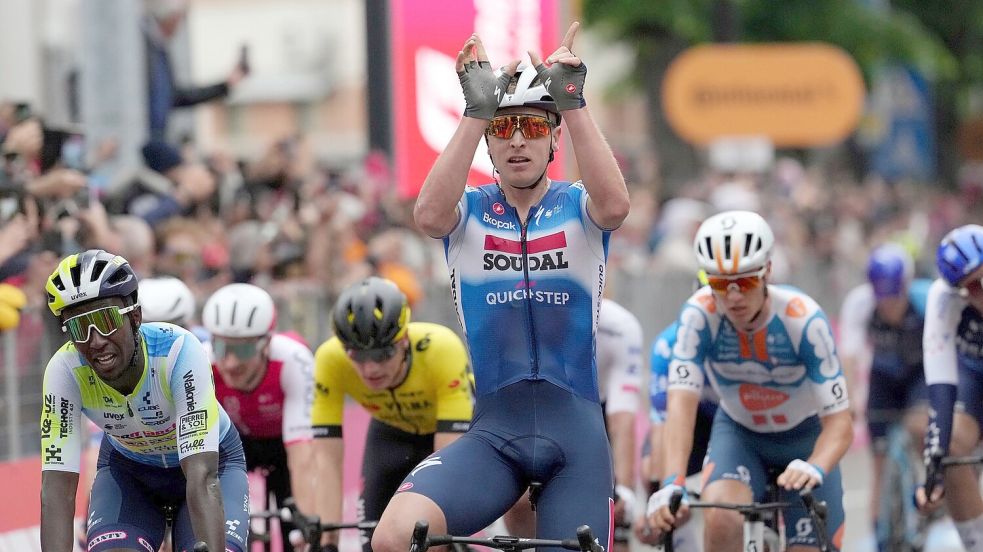 Der Belgier Tim Merlier feiert seinen Sieg auf der dritten Etappe des Giro d’Italia. Foto: Gian Mattia D’Alberto//LaPresse/AP/dpa