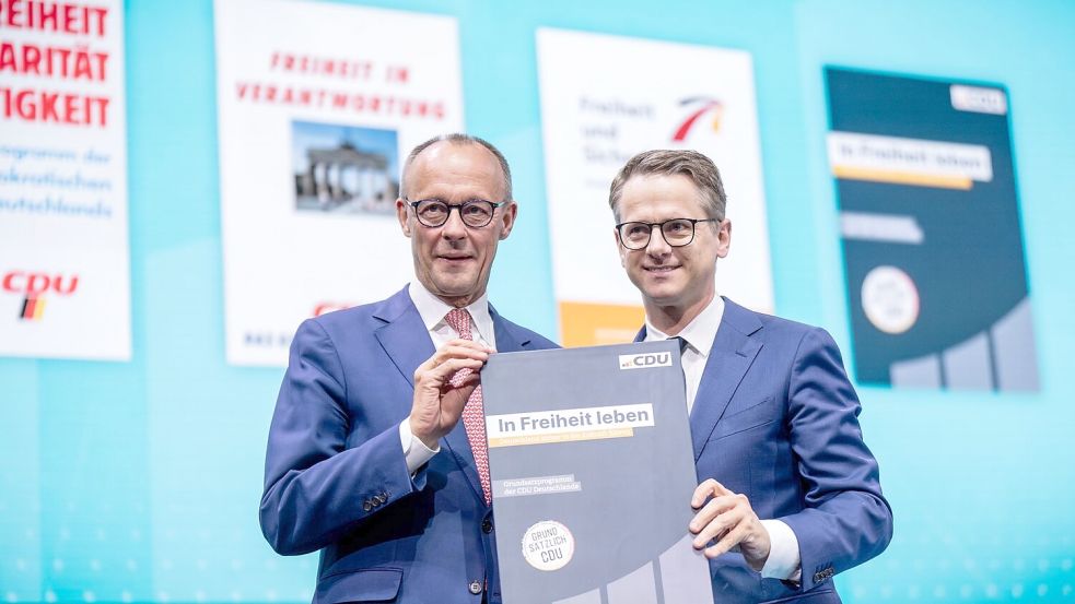 Friedrich Merz (l) und Carsten Linnemann präsentieren das neue Grundsatzprogramm der CDU. Foto: Michael Kappeler/dpa