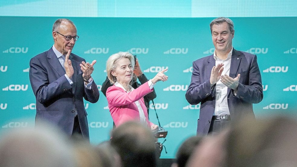 CDU-Chef Friedrich Merz (l, CDU), EU-Kommissionspräsidentin Ursula von der Leyen und CSU-Chef Markus Söder stehen beim CDU-Bundesparteitag gemeinsam auf dem Podium. Foto: Kay Nietfeld/dpa