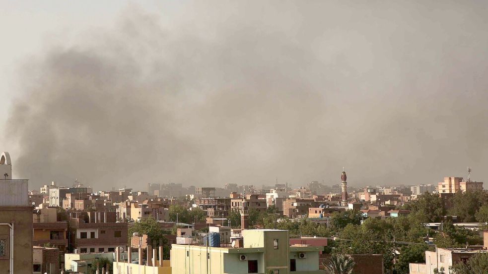 Im April 2023 steigt während der anhaltenden Kämpfe Rauch in Khartum auf. Foto: Marwan Ali/AP/dpa