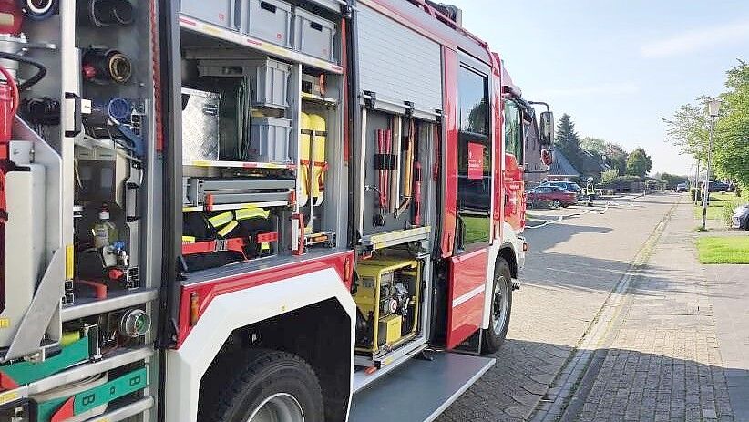Bei dem Einsatz in Hinte-Haskamp sperrte die Feuerwehr den betroffenen Bereich großflächig ab. Foto: Feuerwehr