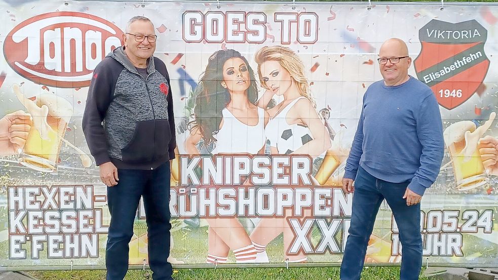 Wilhelm Kassens (links), Vorsitzender beim SV Viktoria Elisabethfehn, und Flohmarktveranstalter Claas Meyer sind zuversichtlich, dass der „Knipser-Frühschoppen“ gut beim Flohmarkt ankommt. Foto: Wilken