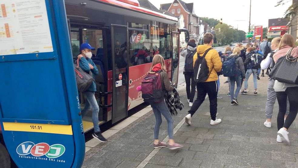 Schülerinnen und Schüler verlassen den Bus an der Haltestelle, die sich beim Johannes-Althusius-Gymnasium (JAG) befindet. Foto: Archiv