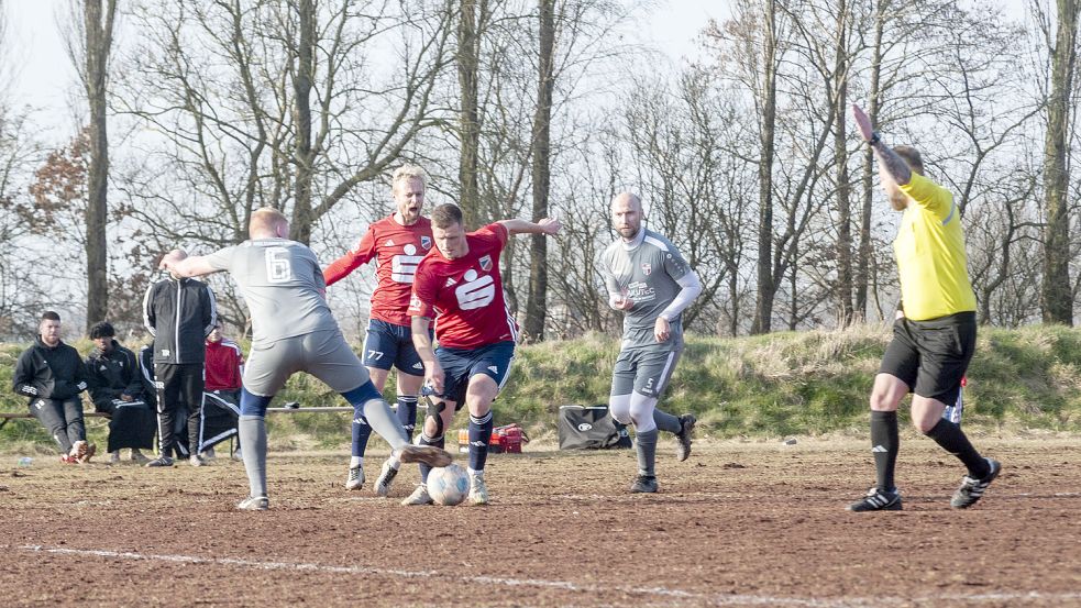 Auf dem Ascheplatz fühlten sich die Kicker vom SV Holtland/Brinkum (graue Trikots) nicht wohl in ihrer Haut. Die meisten Spieler schützten ihre Beine mit langen Hosen vor Schürfwunden. Foto: Saathoff