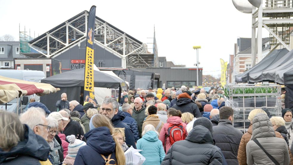 Der Marktplatz war schon kurz nach Beginn des Hollandmarktes gut besucht. Foto: Aiko Recke