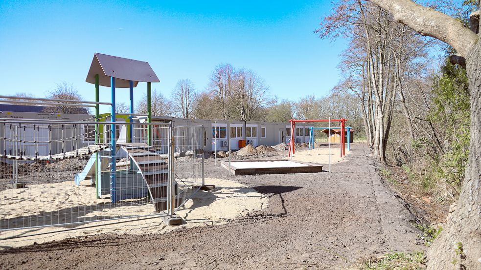 Die Spielgeräte stehen schon neben der Waldorfschule. An den Containern für den DRK-Kindergarten sowie am Außengelände muss aber noch gearbeitet werden. Foto: Romuald Banik