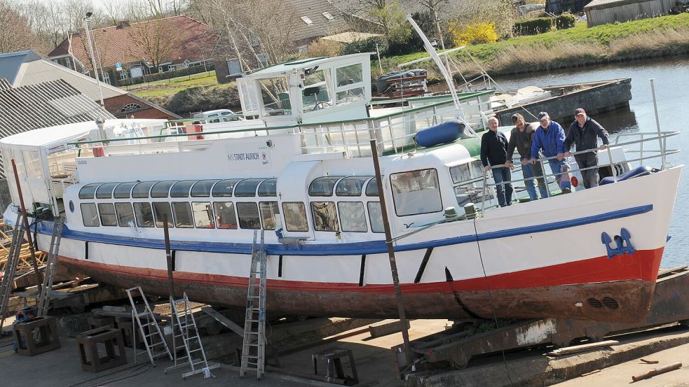 Kehrt erst nach Ostern in den Auricher Hafen zurück: Die „MS Stadt Aurich“ wird auf der Voss-Werft fit für den Saisonstart am 1. Mai gemacht. Unser Foto zeigt von links Verkehrsvereinsgeschäftsführer Marco Bordasch sowie die Kapitäne Martin Ackermann, Diedrich Rolfs und Gerhard Dirks. Foto: Udo Hippen