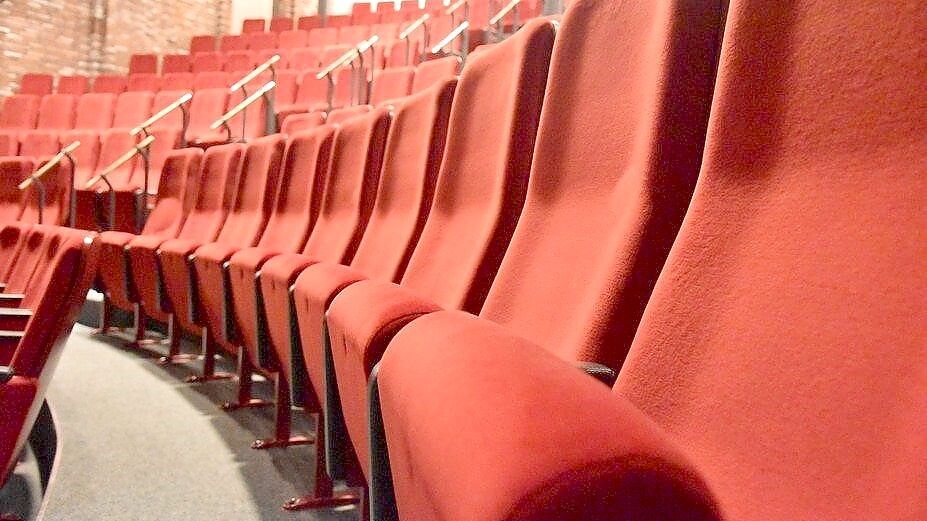 In der Stadthalle Forum Alte Werft in Papenburg bleiben bei Aufführungen der Landesbühne Niedersachsen Nord viele Zuschauerplätze (hier im Theater) leer. Foto: Kristina Roispich
