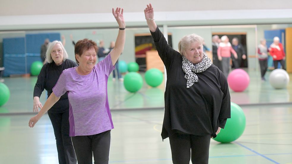 Angelika (rechts) möchte alles tun, um nicht noch einmal einen Herzinfarkt zu erleiden. Daher nimmt sie am Herzsport beim Integrierten Sportverein (ISV) in Emden teil. Fotos: Ortgies