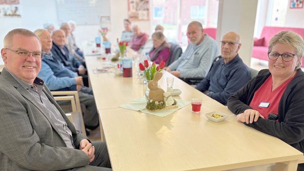 Die Tagespflege ergänzt das stationäre Angebot des Reilstifts. Im Bild Rainer Helmers (links) und Manuela Heyen im Tagespflegebereich an der 1. Südwieke. Foto: Janßen