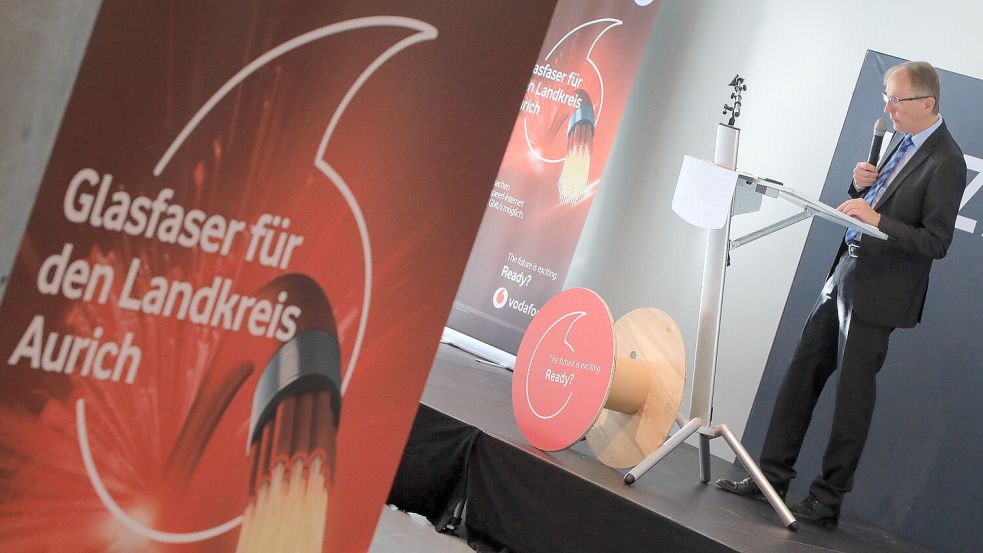 Im September 2019 feierten Vodafone und der Landkreis Aurich mit dem damaligen Landrat Harm-Uwe Weber den Start der Vermarktung der Glasfaser-Anschlüsse im EEZ.Foto: Romuald Banik