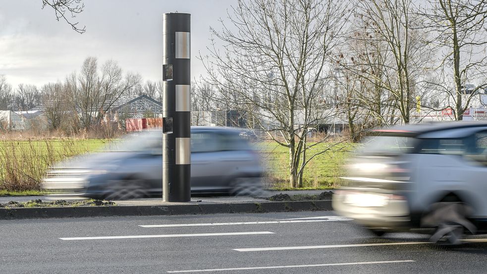 Zuletzt war im November 2024 ein neuer Blitzer für die Larrelter Straße angeschafft worden, der in beide Richtungen blitzt. Jetzt geht es um die Anschaffung eines Geräts, das auch Autofahrer, die über eine rote Ampel fahren, erwischt. Foto: Klaus Ortgies/Archiv