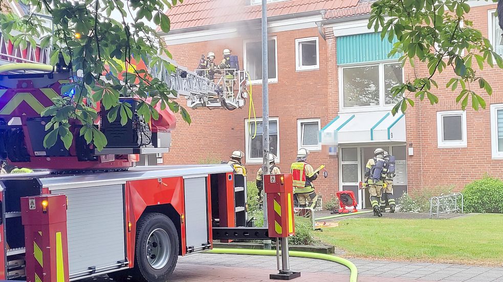 Die Einsatzkräfte nutzen auch eine Drehleiter. Foto: Bodo Wolters