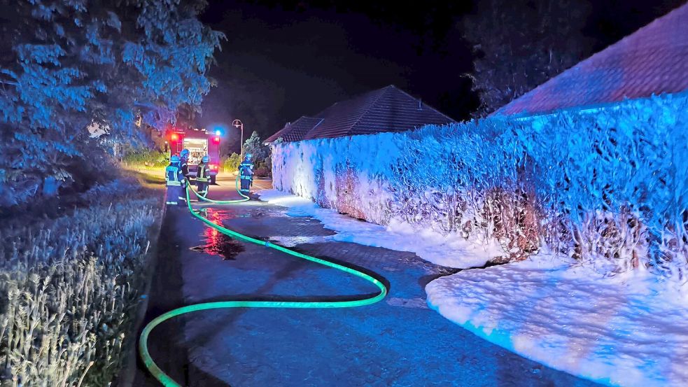Die Feuerwehren aus Rhaudermoor und Westrhauderfehn waren schnell vor Ort und konnten den Heckenbrand rasch löschen. Foto: Daniel Grüneke