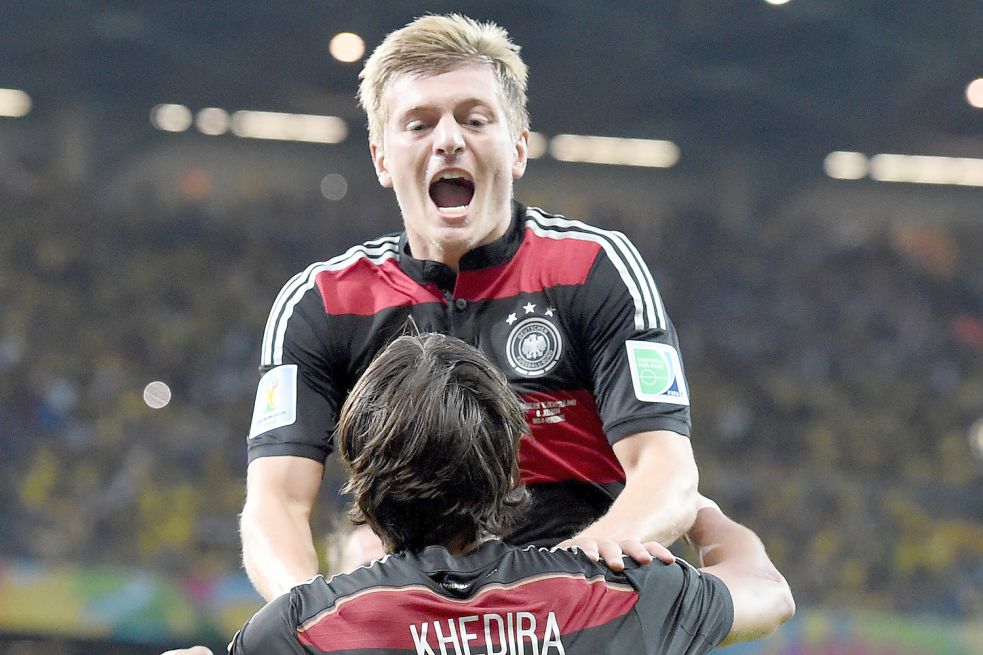Ganz Fußball-Deutschland hofft, dass Toni Kroos und seine Teamkollegen in den kommenden Wochen reichlich jubeln werden. Bild: DPA