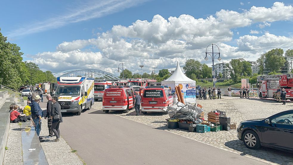 Mehrere Kinder sind am Sonntag in Magdeburg verletzt worden, als bei einer Veranstaltung eine Hüpfburg von einer Windböe erfasst wurde. Foto: dpa/Peter Gerke